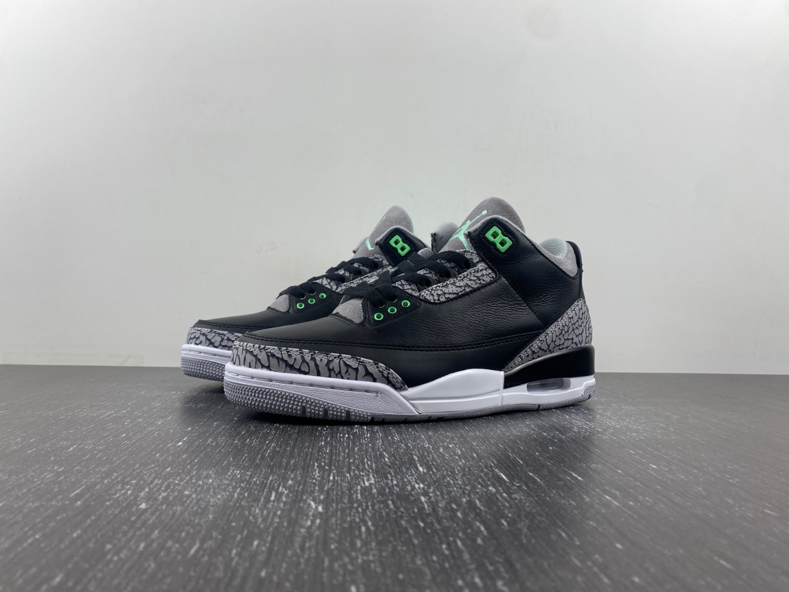 Air Jordan 3 "Black/Green Glow" CT8532-031