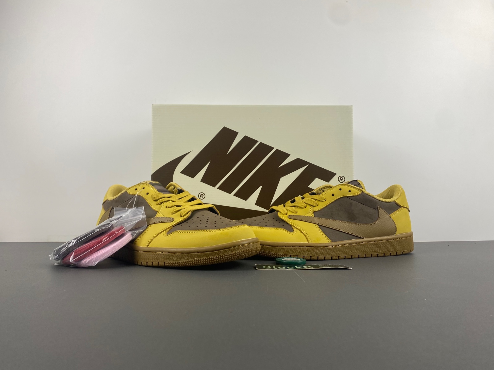 Travis Scott x Air Jordan   DM7866-665