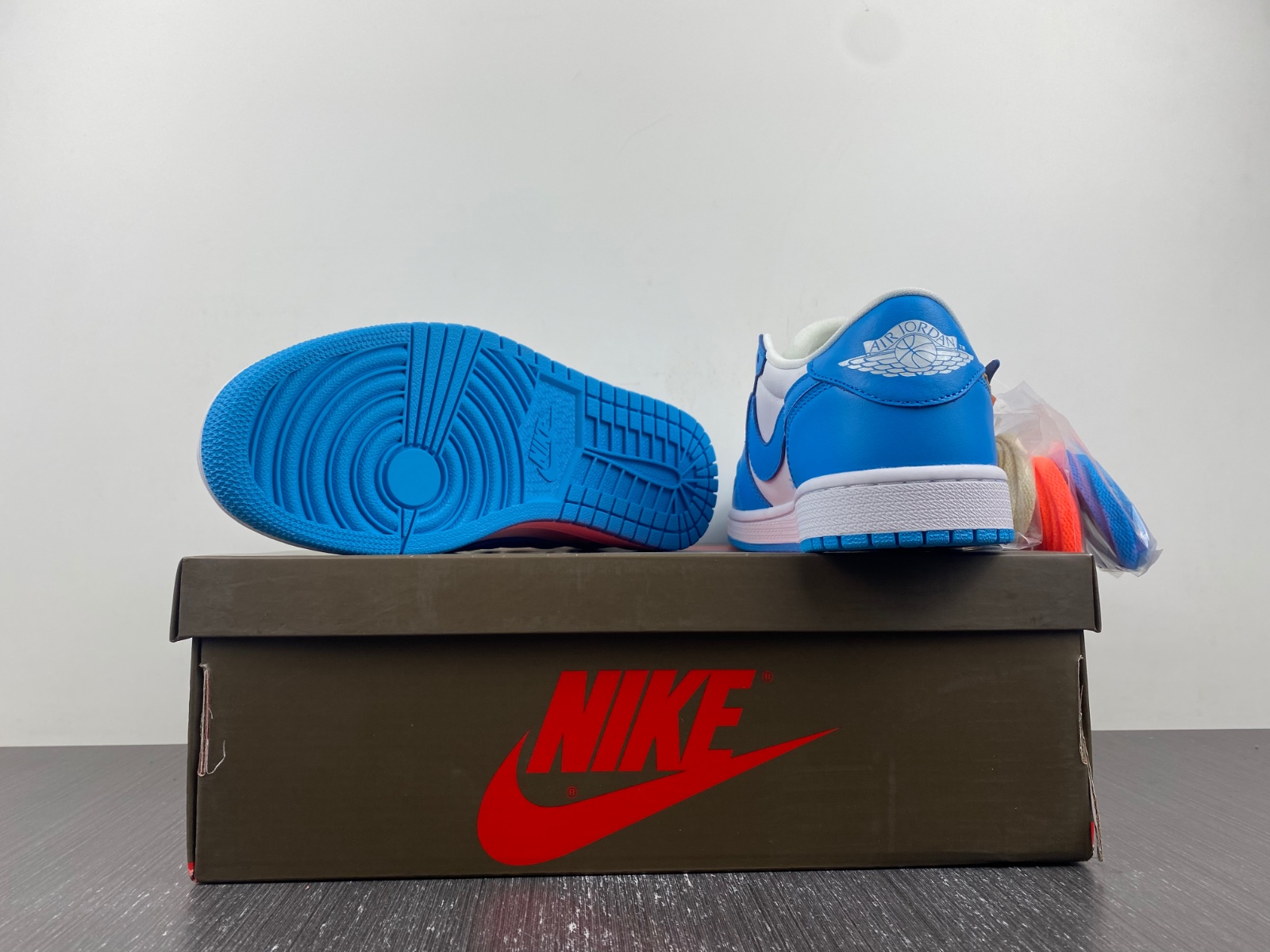 OFF-WHITE x Air Jordan 1 customize
