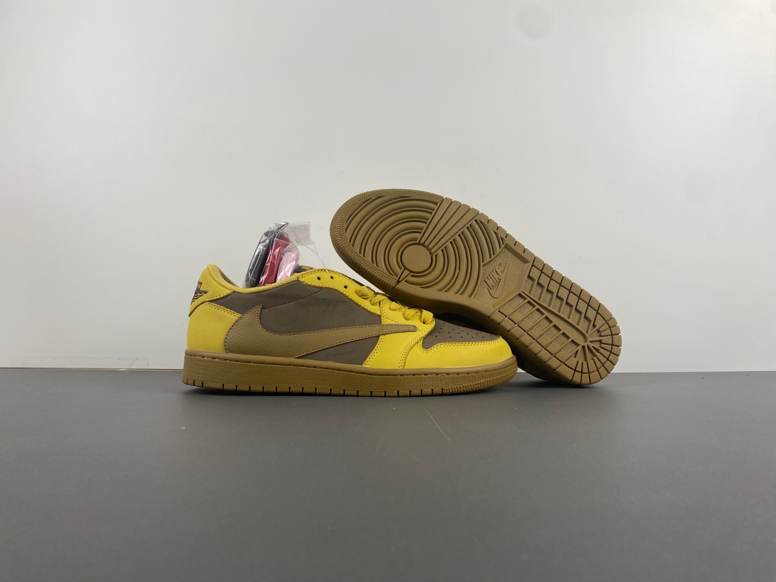 Travis Scott x Air Jordan   DM7866-665