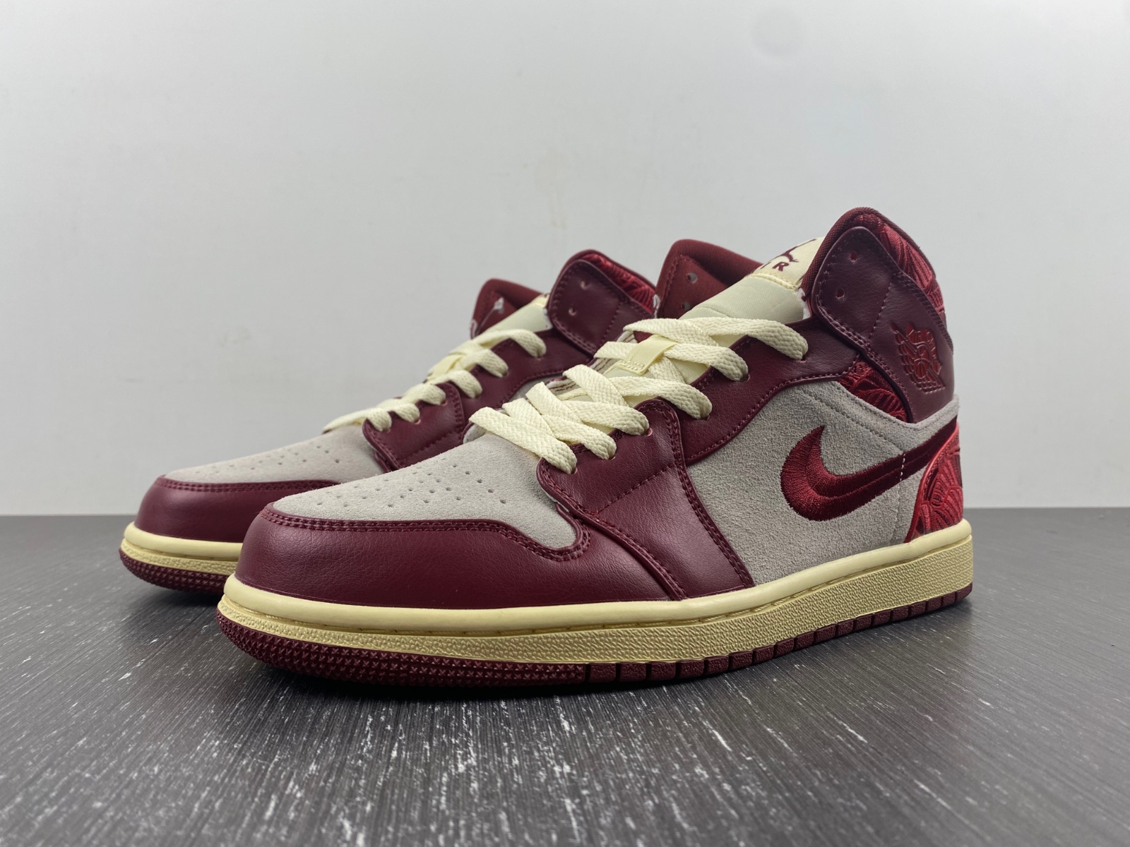 Air Jordan 1 Mid SE Wmns 