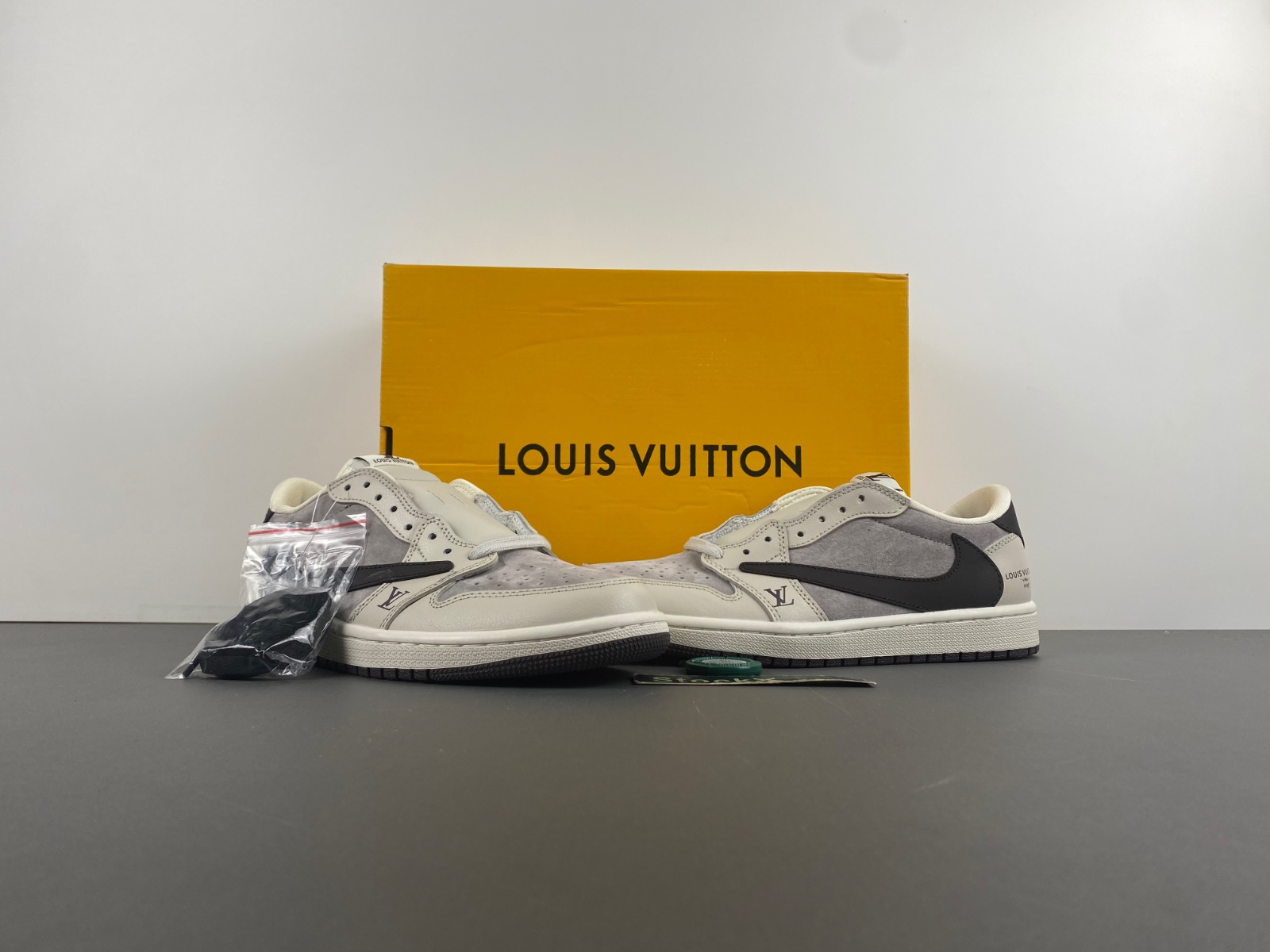 Travis Scott x Air Jordan 1 Low OG   LX1988-100